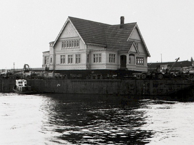 The Weyerhaeuser Building was barged down the Snohomish River from Mill B to the Marina Village in 1983.